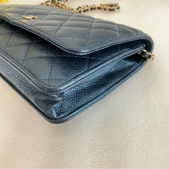 Classic Quilted Iridescent Wallet On Chain - Picture 10 of 16